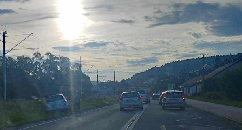 Sucha Beskidzka: Zjechał nissanem do rowu 