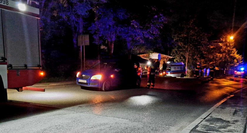 Skawica: Wyskoczył z auta w trakcie… jazdy 