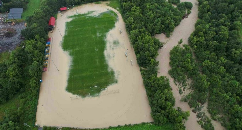 Boisko KS Bystra pod wodą 