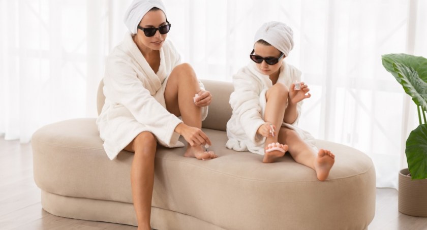 Pedicure - obowiązkowy zabieg na lato! Jak wykonać go samodzielnie w domu i zadbać o piękne stopy latem?