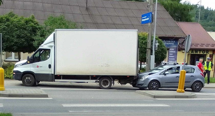Kolizja w Suchej Beskidzkiej: Mandat dla Kierującej Oplem