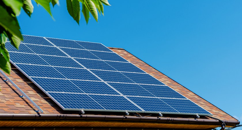 Zalety i zastosowanie akumulatorów solarnych w energii odnawialnej