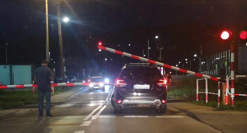 Kolejny kierowca utknął pod rogatką 
