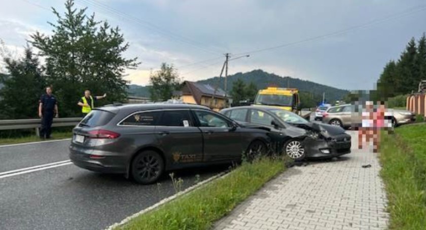 Czołowe zderzenie w Osielcu! 4-latek zabrany do szpitala! 