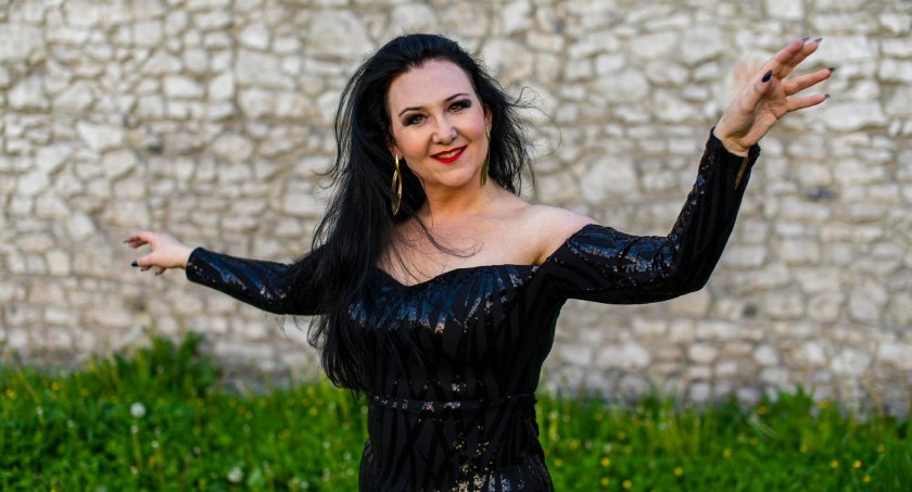 Recital Agnieszki Koniecznej-Kuk: „ORLICA – przebudzenie kobiety” w Makowie Podhalańskim