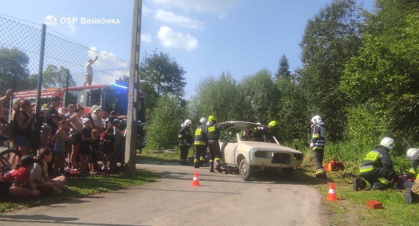 Strażacy nieśli pomoc, a spory tłumek patrzył 
