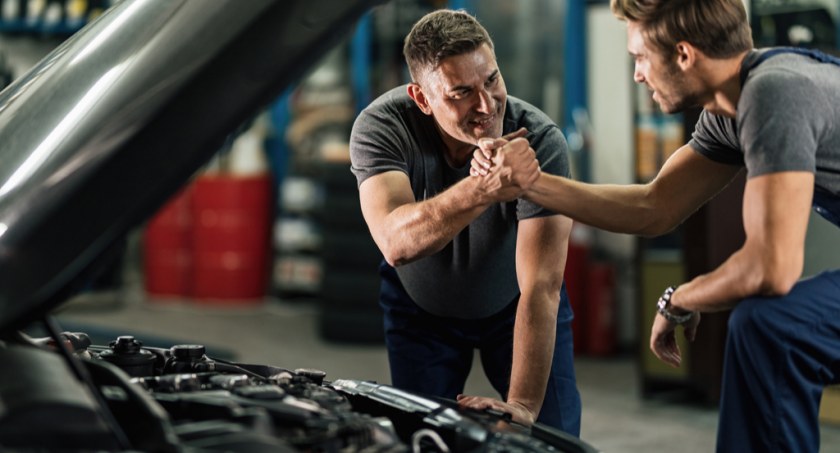 Z pasji do aut i technologii – czyli o zawodzie współczesnego mechanika samochodowego