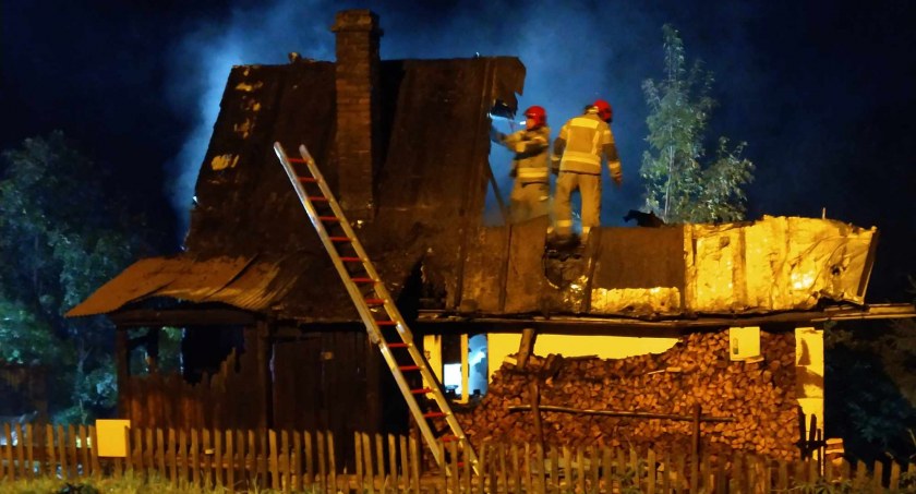 Pożar drewnianego domu w Suchej Beskidzkiej: Dwóch poszkodowanych