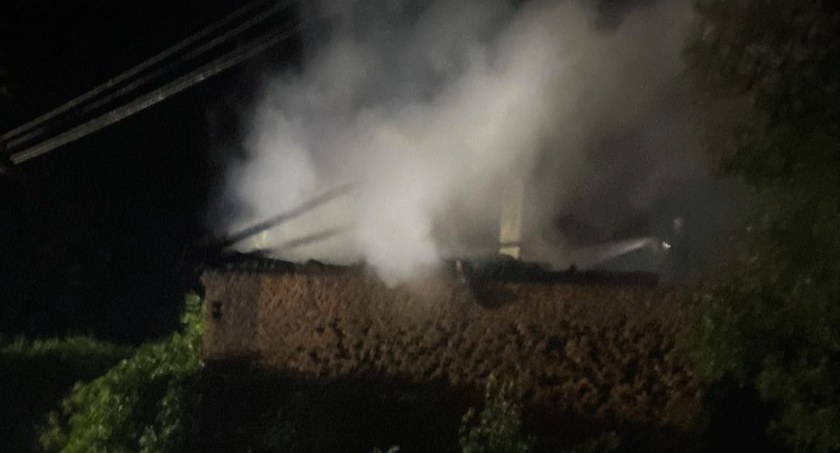 Pożar na ul. Świerkowej w Suchej Beskidzkiej. Budynek spłonął doszczętnie