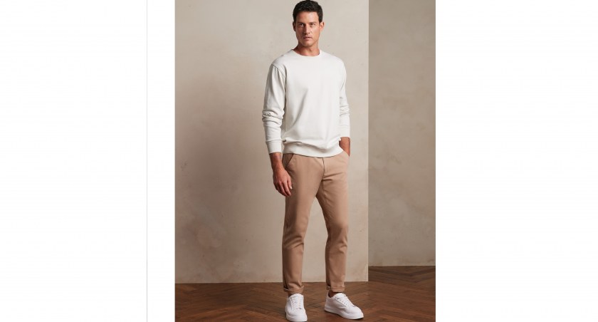 Elegancko i komfortowo: 3 pomysły na stylizacje z męskim swetrem