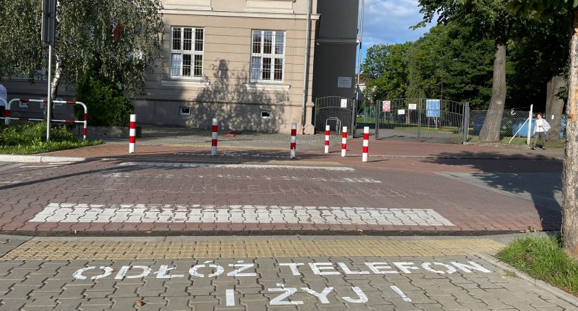 Czy przed pasami pojawią się hasła ostrzegawcze! Jest taka idea 