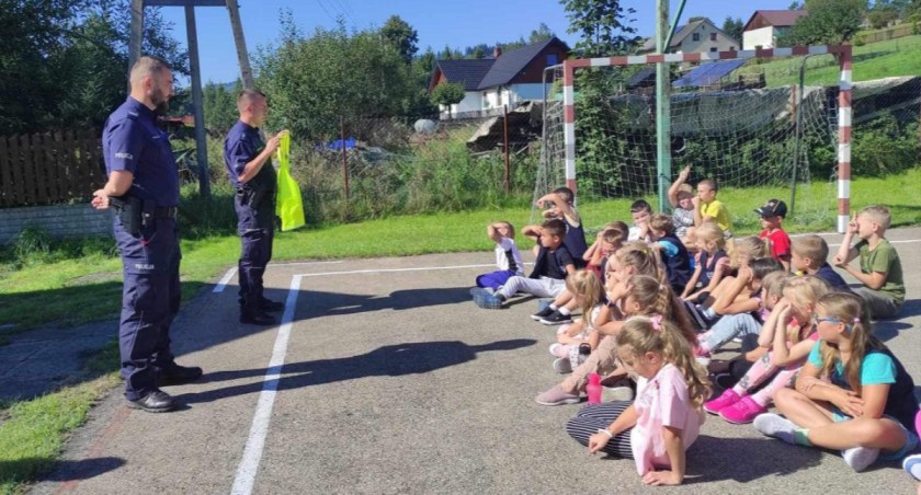 Policjanci pilnują uczniów! O co w tym chodzi? 