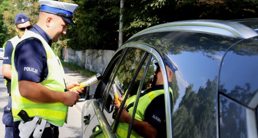 Piją i jeżdżą. Miała wypić 3 piwa, a wydmuchała… prawie 4 promile! 