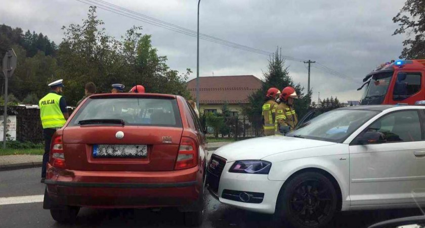 (AKTUALIZACJA) Sucha Beskidzka: Stłuczka przy wyjeździe z centrum miasta 