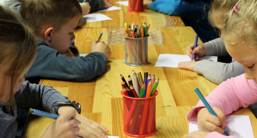 Radość Dzieciństwa: Inicjatywa „Podaruj Uśmiech” z Wsparciem Lokalnych Instytucji