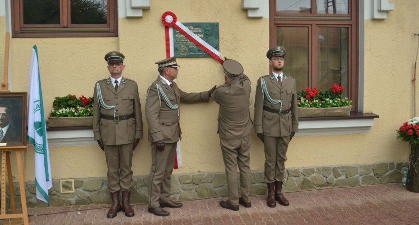Świętowali 100-lecie Lasów Państwowych. Odsłonięto tablicę poświęconą Adamowi Loretowi
