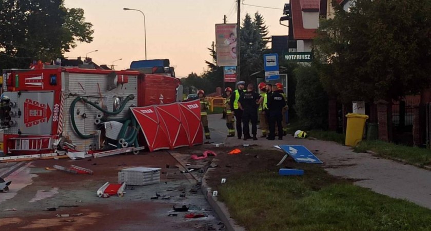 Zawyją syreny!.Społeczność Oddaje Cześć Zmarłym Druhnie i Druhowi