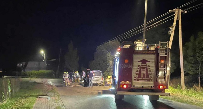 Stryszawa: Wypadek na drodze powiatowej. Dwie osoby poszkodowane 
