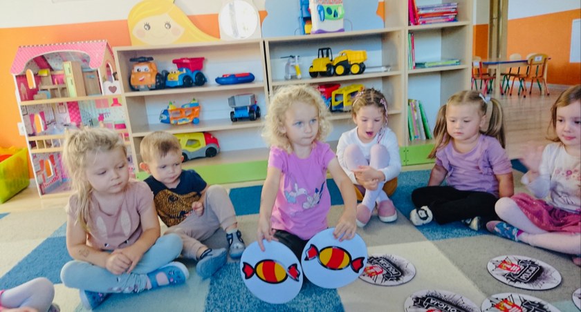 Nauka i zabawa przy wykorzystaniu gry pamięciowej o tematyce bezpieczeństwa 