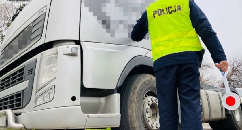 Fałszywa karta pracy w rękach kierowcy: Oszustwo transportowe wychwycone przez Policję w Suchej Beskidzkiej