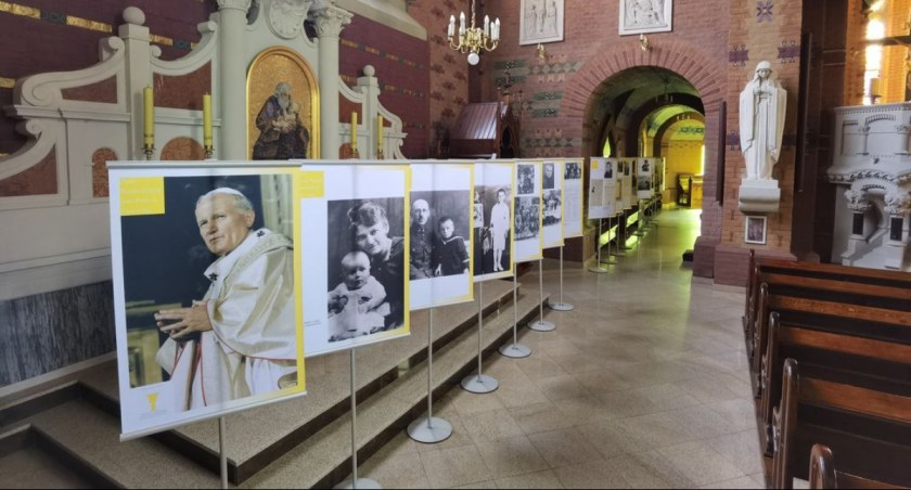 W Hołdzie Św. Janowi Pawłowi II: Wystawa w Suchej Beskidzkiej