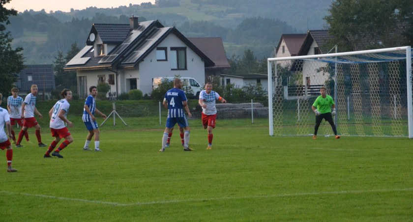 SUSKA A-KLASA: Niespodzianka i kuriozalny gol w Stryszawie. Szalony mecz w Lachowicach i perfekcyjne stałe fragmenty gry Halniaka. Kontrowersje w Skawinkach, Bystra wraca z punktem