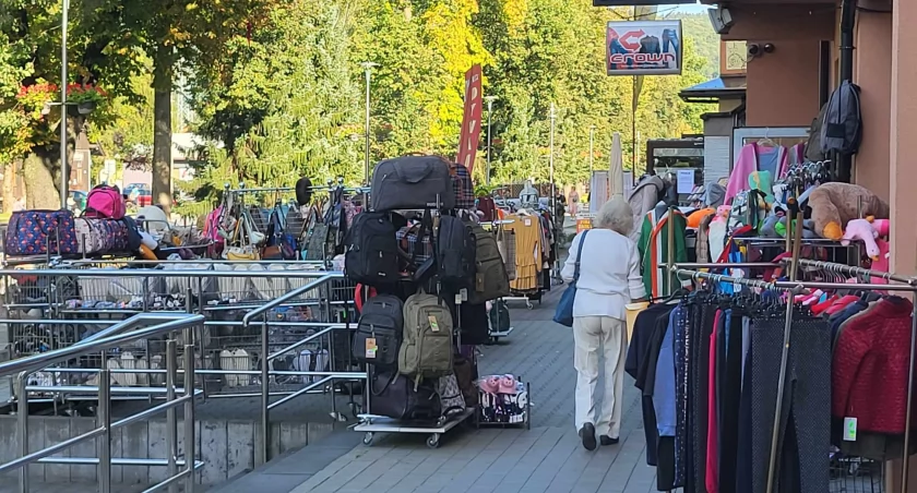 Deptak czy plac targowy? Wygląd otoczenia pasażu handlowego budzi emocje