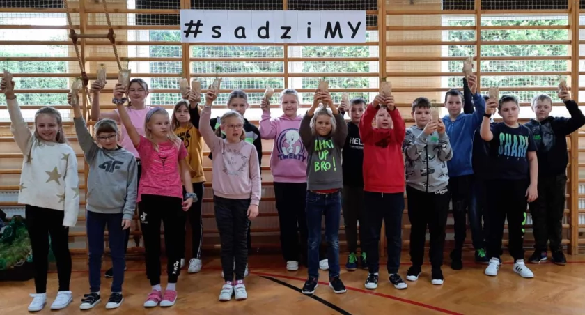 Uczniowie z Krzeszowa sadzą na całego!