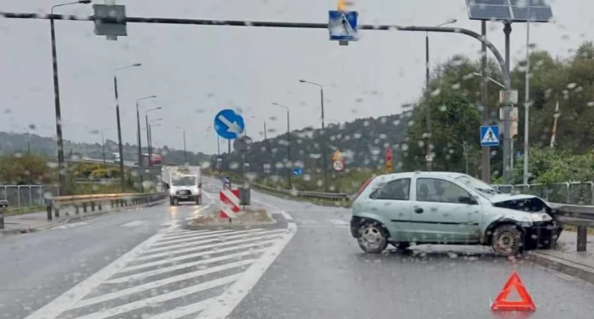 Opel zatrzymał się na barierze 