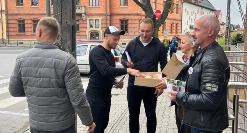 Sebastian Mlak z kawą, pączkami i uśmiechem podbija serca mieszkańców