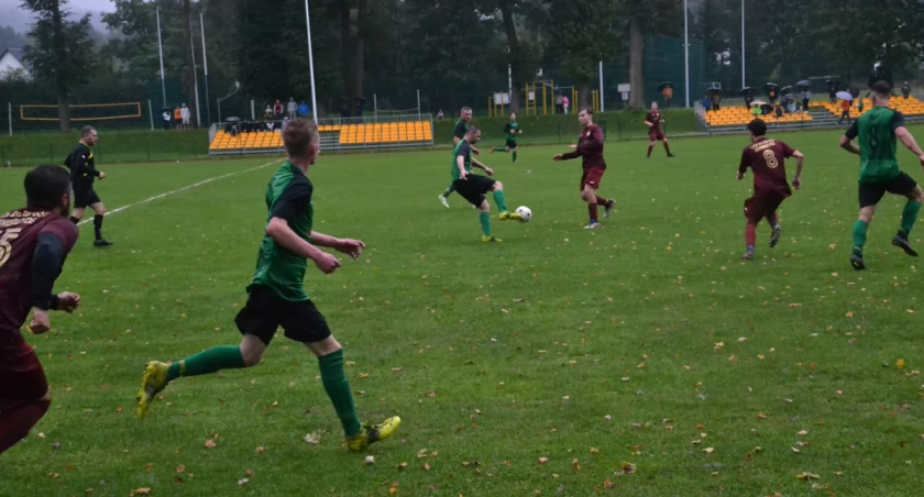 B-KLASA: Derbowy hattrick Gromu, Garbarz dotrzymuje kroku, a Świt jest wyjątkowo stabilny