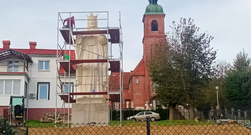 Blisko ośmiometrowa rzeźba Chrystusa Króla stanęła w Budzowie! 