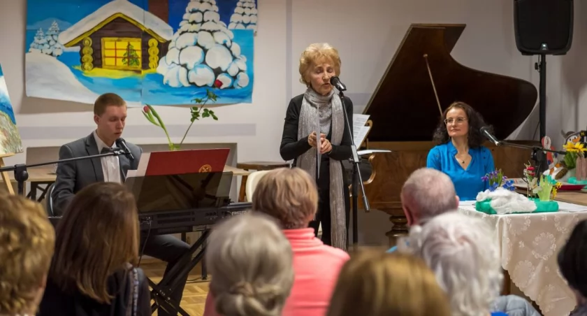 4. Salon Poezji i Muzyki 