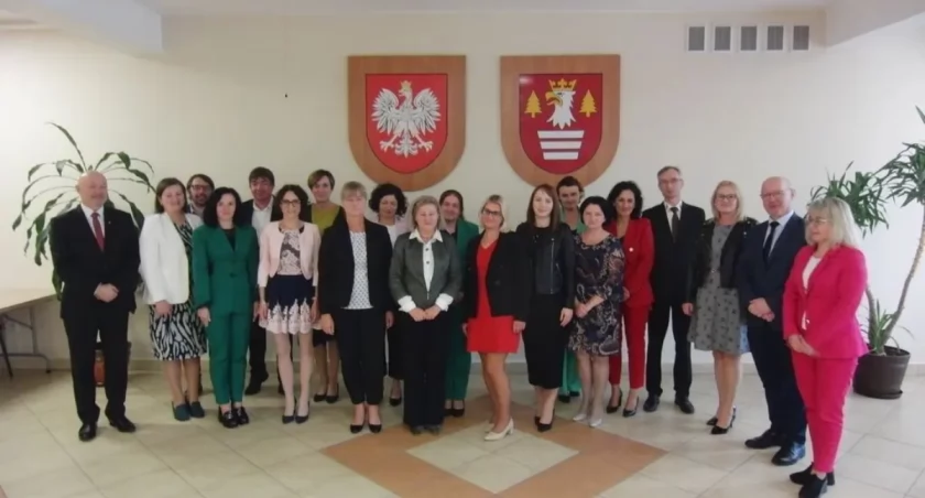 Nauczyciele i dyrektorzy z nagrodami z okazji Dnia Edukacji Narodowej