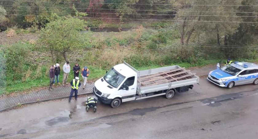 Wyciek oleju z auta dostawczego spowodował utrudnienia w ruchu od Zembrzyc do Stryszawy.