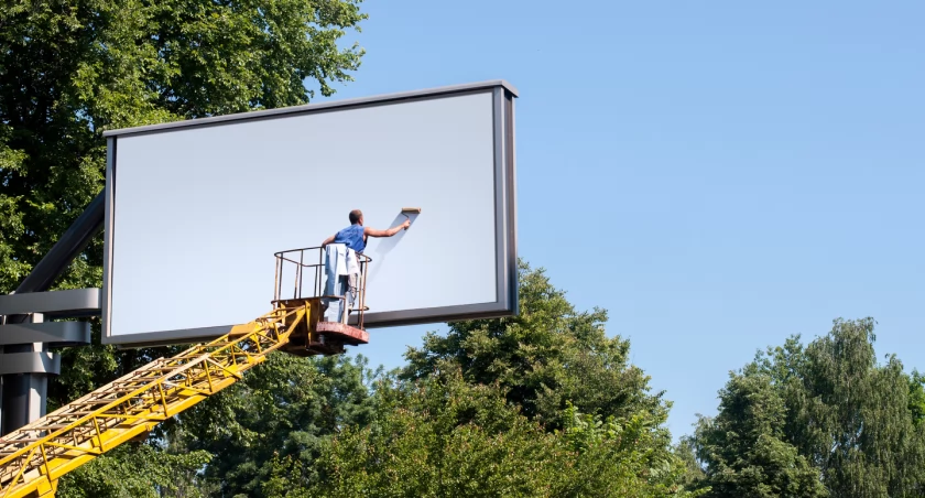 Jaki materiał wybrać do konstrukcji reklamowych ?