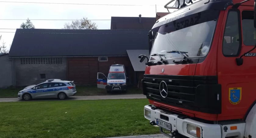 Dramatyczne chwile podczas interwencji domowej – mężczyzna nie żyje, policjant ranny!