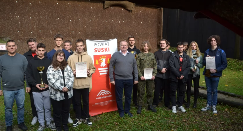 Uczniowie ze szkół średnich na suskiej strzelnicy. Stawką był Puchar Starosty