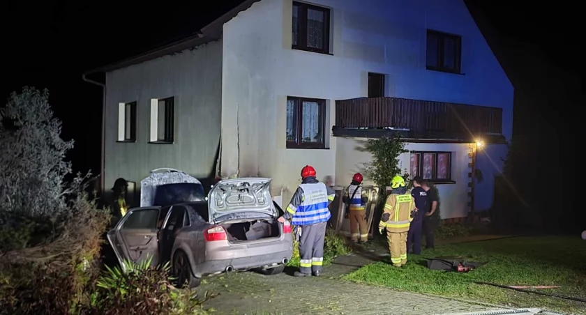 Pożar samochodu w Krzeszowie: Audi A4 w płomieniach, budynek obok nadpalony