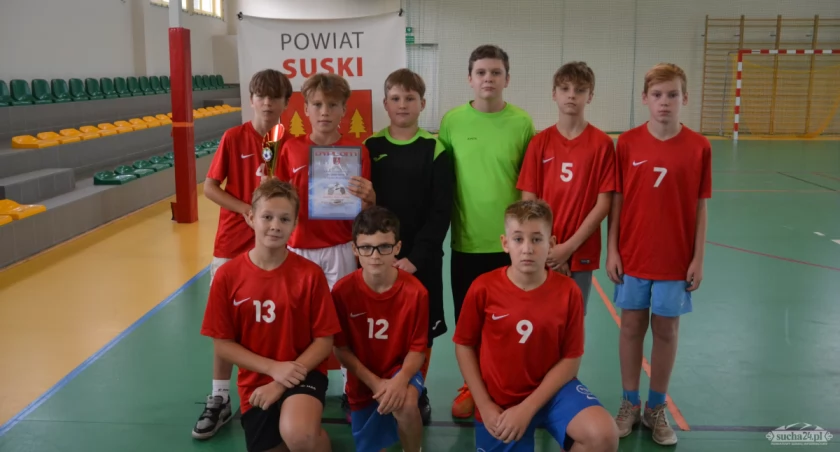Drużyna ze Szkoły Podstawowej nr I w Suchej Beskidzkiej najlepsza w halową piłkę nożną