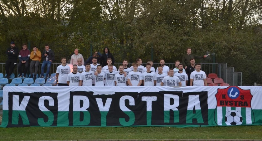 A-KLASA SUSKA: Błyskawica powaliła Dąb, a Bystra upolowała Strzelca. Młodzież trafia, Lachy wygrywają. Huragan nie poszalał w Leńczach