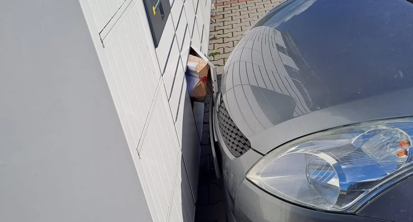 Niecodzienna sytuacja w Juszczynie: Kierowca utrudnił odbiór paczki z paczkomatu!