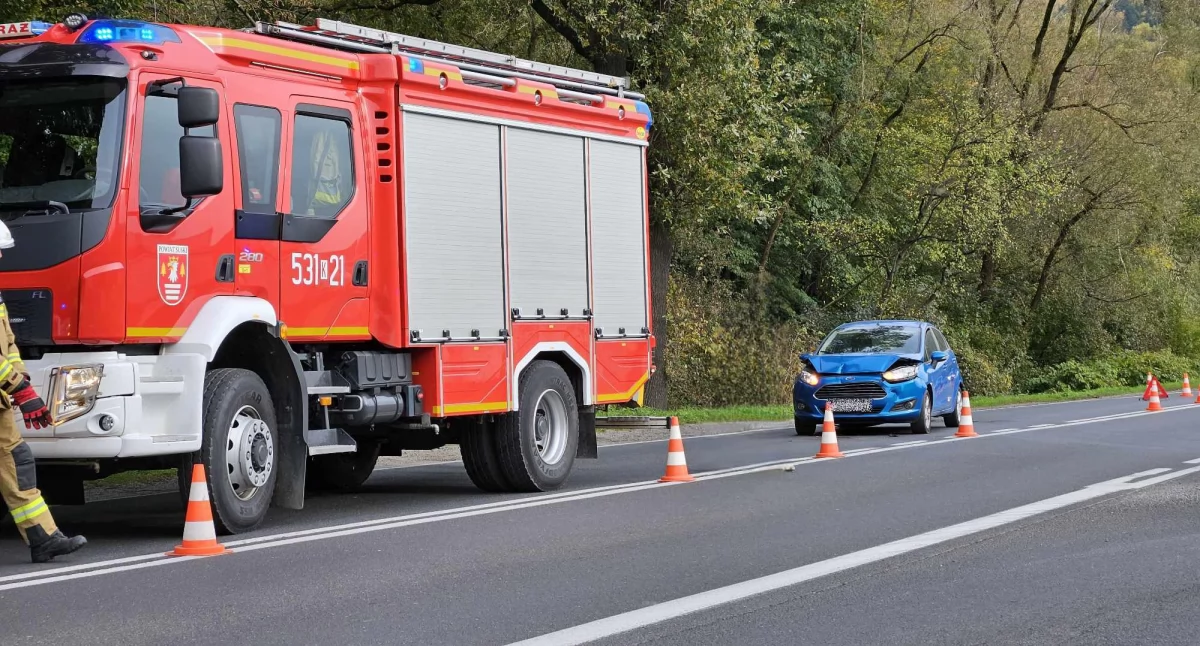 Trzy auta rozbite na krajowej 28 w Zembrzycach. Utrudnienia w ruchu