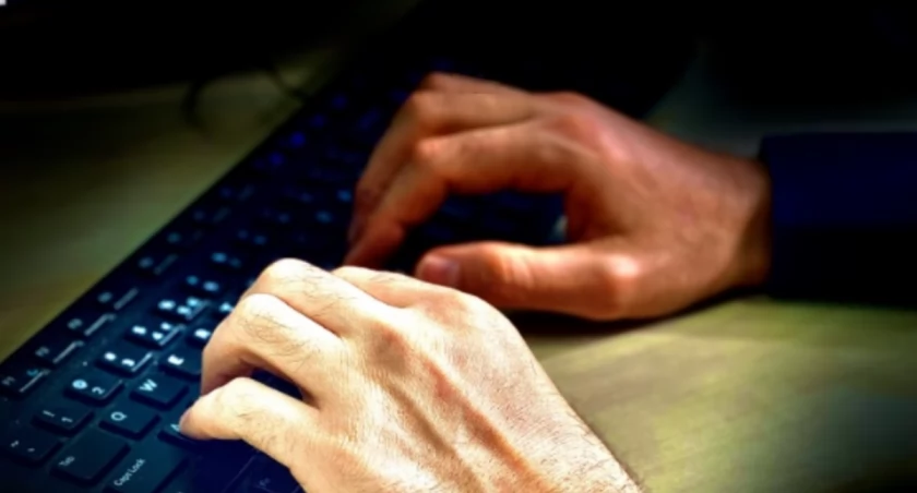 Lawina oszukanych przez internetowych oszustów 