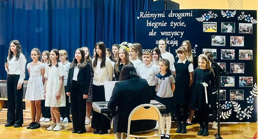 XV Powiatowy Konkurs Wiedzy o Janie Pawle II” w Zespole Szkolno-Przedszkolnym w Krzeszowie
