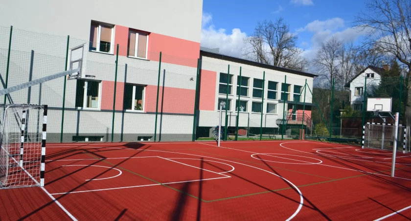 Sucha Beskidzka: Modernizacja boiska przy SP Nr 2 zakończona 