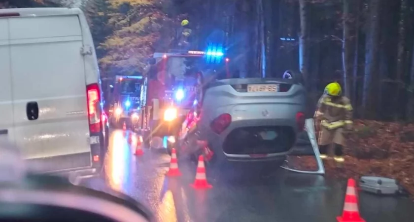 Wypadek w Stryszawie: Samochód dachował na łuku drogi!