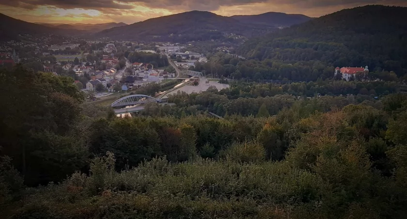 Sucha Beskidzka w cieniu Smogu: Trzecie najbardziej rakotwórcze miasto w Polsce w 2022
