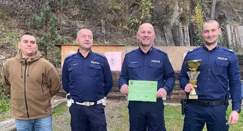 Policjanci z suskiej komendy zwyciężają w Drużynowych Zawodach Strzeleckich Zakładów Pracy o Puchar Burmistrza Miasta Sucha Beskidzka