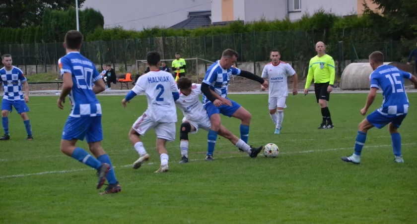 A-KLASA: Dziewięć goli w Sidzinie, hat-trick Witka. Brańka strzela, Błyskawica znowu wygrywa. Halniak gromi. Strzelec odwraca losy spotkania